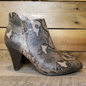 NEW Seven Dials by White Mountain Charley Bootie